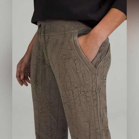 Lululemon Warm Down Jogger *7/8 Length
Thread Dye Rover Black Size 4 - Picture 11 of 12